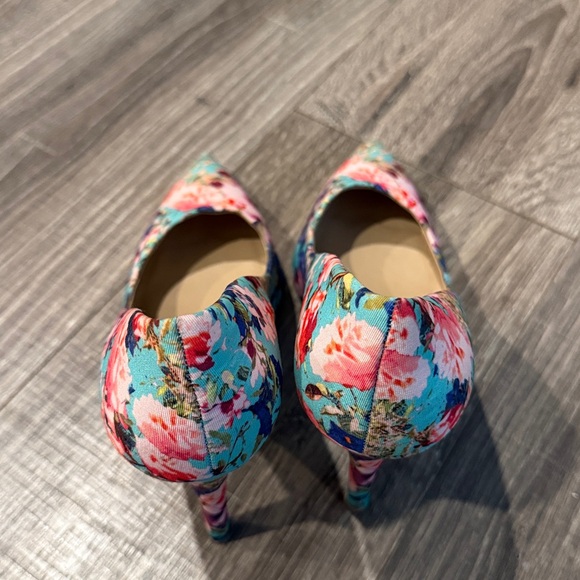 Like New Vince Camuto Callista floral printed stiletto heels - Picture 4 of 7